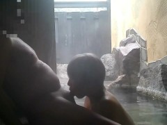 無修正　倫熟年カップル温泉旅館露天クン二､フェラ抜き - Screenshot 15 of 16 - 素人 熟 女