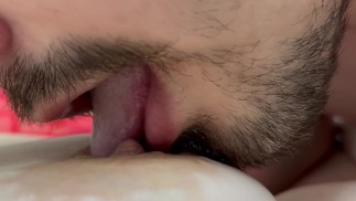 Бородатый мужик прикусил мои соски и довел меня до трясущегося оргазма
