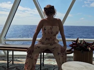 Публичная шаловливая свингерская домохозяйка на другом свингерском круизе Mistress в четверг