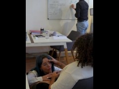 Coup de foutre au bureau - une employée française suce on collègue devant tout le monde