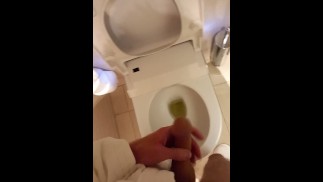 小便时炫耀我厚厚的静脉切割鸡巴