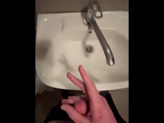 Мой член просто должен был хорошо кончить в общественных туалетах