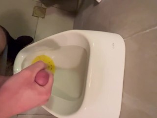 不得不冒着风险在这个公共厕所里射精，每个人都可能发现我每次咬我的肉