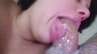 нервный язык, катаясь из стороны в сторону, облизывает весь член, пока не кончит