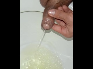 Отчаянный молодой человек писает, утренняя эрекция, крупный план