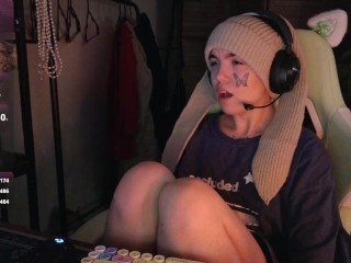 Man makes Camgirl Cum in Front of Everyone. (Tipped 20000tks to Put Clothes on ;) and Cum)