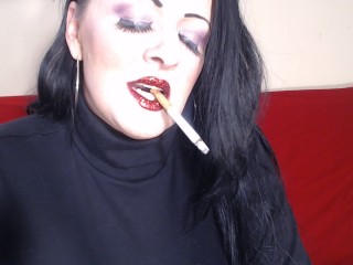 Крупным планом курение Red Glittered Lipstick