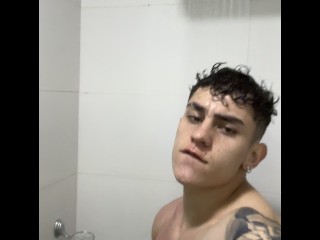 Спрятанный в ванной, немного веселья 😊