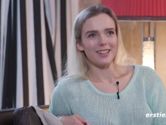 Ersties - Sandy S masturbiert vor dem Spiegel