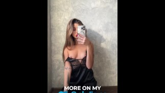 Симпатичная брюнетка сжимает свои сиськи и ласкает соски