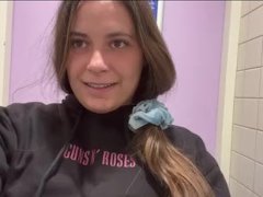 Jeune femme se touche sur une aire d’autoroute française