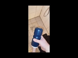 мастурбация и семяизвержение в ванной комнате