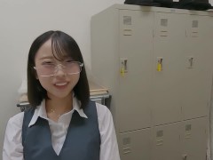 美人メガネお姉さんOLの会社に押しかけて... ①　受付嬢の業務中なのにキス、乳首舐め、生ちんこをお尻にグリグリしてから、生フェラ、最後はごっくん！ - Screenshot 1 of 16 - Glasses