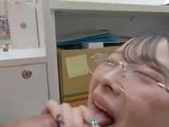 美人メガネお姉さんOLの会社に押しかけて... ①　受付嬢の業務中なのにキス、乳首舐め、生ちんこをお尻にグリグリしてから、生フェラ、最後はごっくん！ - Screenshot 11 of 16 - Glasses
