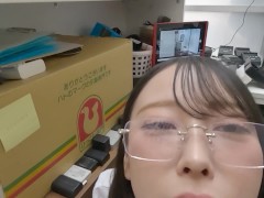 美人メガネお姉さんOLの会社に押しかけて... ①　受付嬢の業務中なのにキス、乳首舐め、生ちんこをお尻にグリグリしてから、生フェラ、最後はごっくん！ - Screenshot 13 of 16 - Risky Public