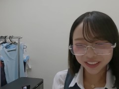 美人メガネお姉さんOLの会社に押しかけて... ①　受付嬢の業務中なのにキス、乳首舐め、生ちんこをお尻にグリグリしてから、生フェラ、最後はごっくん！ - Screenshot 2 of 16 - Nipple Licking