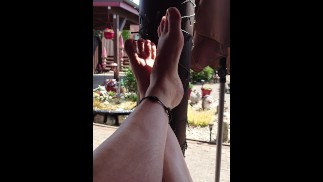 Barfuß auf der Terrasse