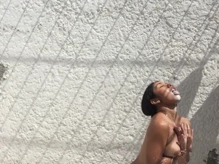 Моя горячая подруга снимает видео на заднем дворе, показывая свои сиськи и задницу