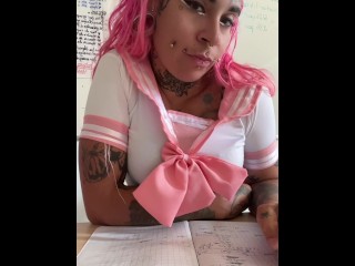 Une écolière Très Coquine Qui Se Fait Du Bien En Classe