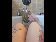 Thick white girl in Bathtub