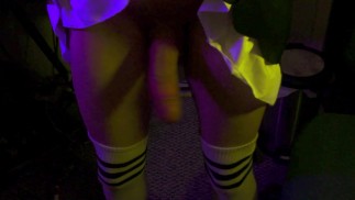 毛茸茸的femboy在女仆角色扮演中悄悄地边缘