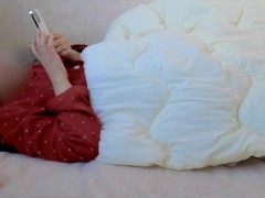 【個人撮影】ベッドでAVを見ながらオナニー♡気持ちよくて濡れすぎちゃった♡素人のリアルオナニー♡日本人女性♡ - Screenshot 2 of 16 - Japanese