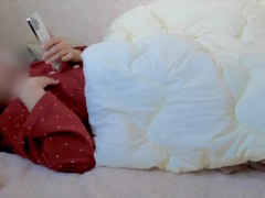 【個人撮影】ベッドでAVを見ながらオナニー♡気持ちよくて濡れすぎちゃった♡素人のリアルオナニー♡日本人女性♡ - Screenshot 4 of 16 - Masturbating