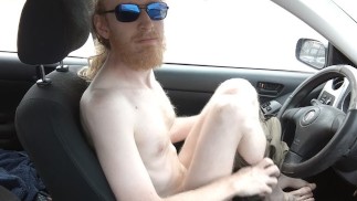Conductor cachondo se desnuda para ti en el coche