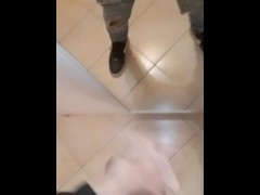 Sega con parolacce, tanta sborra nello specchio