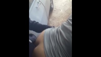 Cogiendo al lado del auto en estacionamiento privado