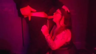 Сосу его член в баре, чтобы выкупить мой счет