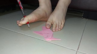 Autographing of origami hummingbird