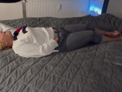 Multiple orgasmen Bett zittern zucken stöhnen blond Jeans geil nass versaut Vorspiel vor dem Sex