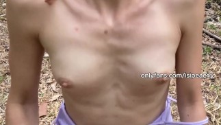 Nehmen Sie diese Rothaarige mit in den Wald und beobachten Sie, wie ihre Brüste hüpfen