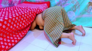 Beautiful Половина Naked Hot мачеха застряла под кроватью и показала Her Big Ass, чтобы заставить меня Hot для анального траха