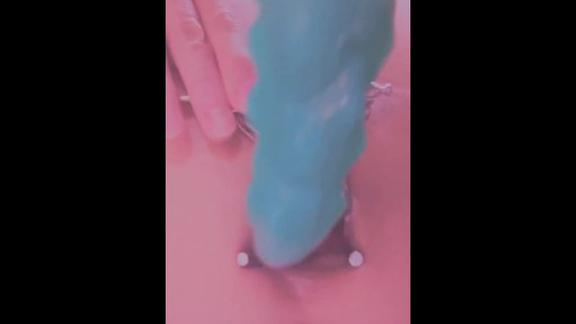 アナルを拡張器で押し広げてグチョグチョと音をたてながら触手ディルドで