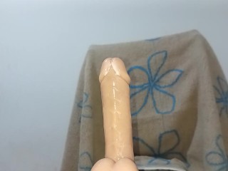 Сучка стонет, чувствуя, как ее игрушка открывается и трахается глубоко в ее мокрую киску, которая горячо кончает