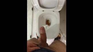 Pissen im Hotelzimmer Toilette schöner Schwanz