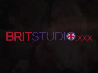 Hot Ebony медсестра рассказывает как дрочить член