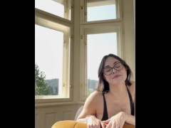 Ich genieße einen sonnigen Morgen am Fenster und hebe die Laune meiner Nachbarn