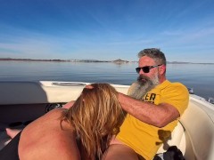 Esta rubia se pone cachonda en el barco.