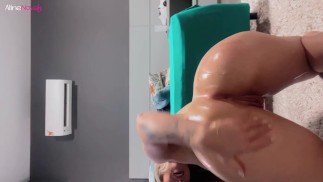 Blonde reibt Öl auf ihren RIESIGEN ARSCH, wird aufgeregt und masturbiert sehr gut