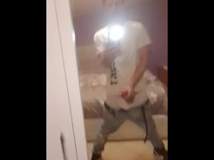 Cazzo duro con un litro di sborra e pipì in primo piano