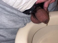 小さい仮性包茎チンポでおしっこをしてみた
