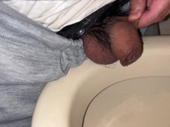 小さい仮性包茎チンポでおしっこをしてみた - Screenshot 14 of 16 - Pee