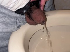 小さい仮性包茎チンポでおしっこをしてみた - Screenshot 3 of 16 - Foreskin Pee