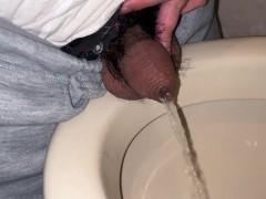 小さい仮性包茎チンポでおしっこをしてみた - Screenshot 4 of 16 - Pee
