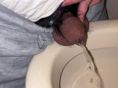 小さい仮性包茎チンポでおしっこをしてみた - Screenshot 7 of 16 - Foreskin Play