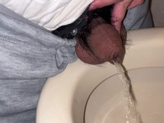 小さい仮性包茎チンポでおしっこをしてみた - Screenshot 8 of 16 - Foreskin Pee