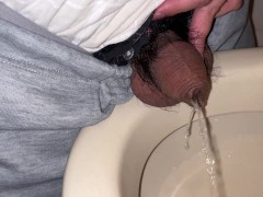 小さい仮性包茎チンポでおしっこをしてみた - Screenshot 9 of 16 - Pee